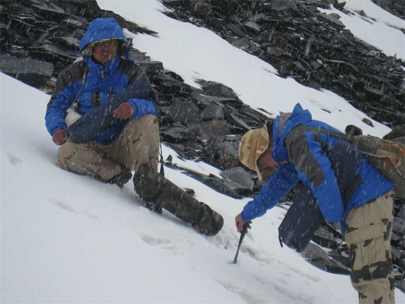 青海區(qū)域地質(zhì)調查翻越雪(xuě)山(shān)間歇